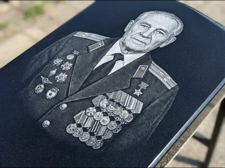 Гравировка фото на памятнике — военный / ветеран в Нижневартовске