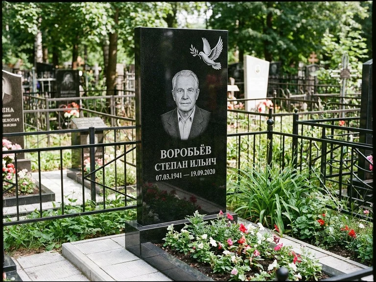 Гравировка голубей на памятник в Нижневартовске — памятник из чёрного гранита с гравировкой