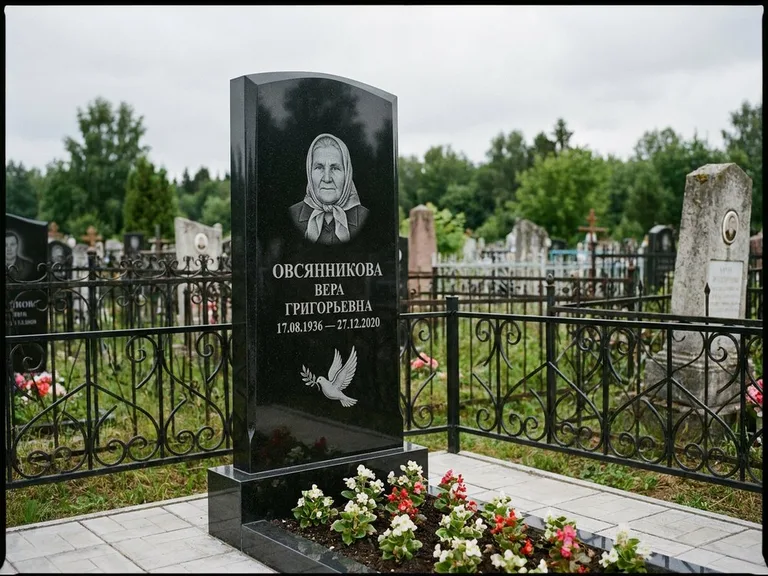 Памятник с гравировкой голубей — гравировка голубя с оливковой ветвью рядом с эпитафией, работа «Овсянникова» в Нижневартовске