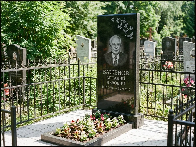 Памятник с гравировкой голубей — гравировка стаи голубей, взлетающей от угла стелы, работа «Баженов» в Нижневартовске