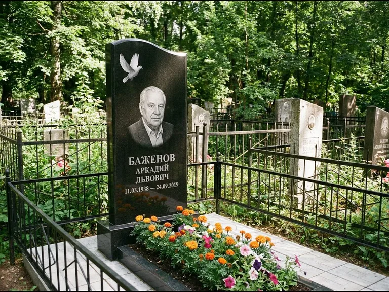 Памятник с гравировкой голубей — белая гравировка взлетающего голубя над портретом, работа «Баженов» в Нижневартовске