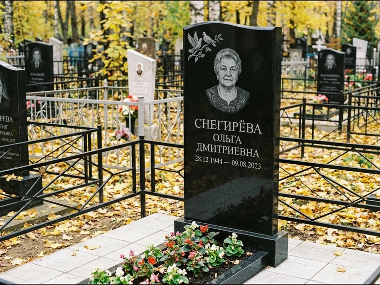 Памятник с гравировкой голубей — гравировка пары голубей на ветке в верхнем углу стелы, работа «Снегирёва» в Нижневартовске
