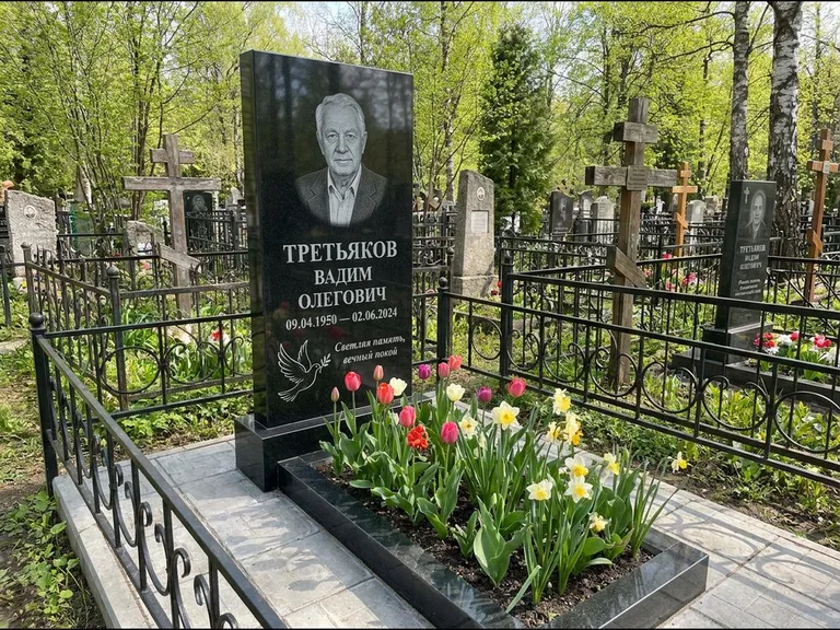 Памятник с гравировкой голубей — гравировка голубя с оливковой ветвью рядом с эпитафией, работа «Третьяков» в Нижневартовске