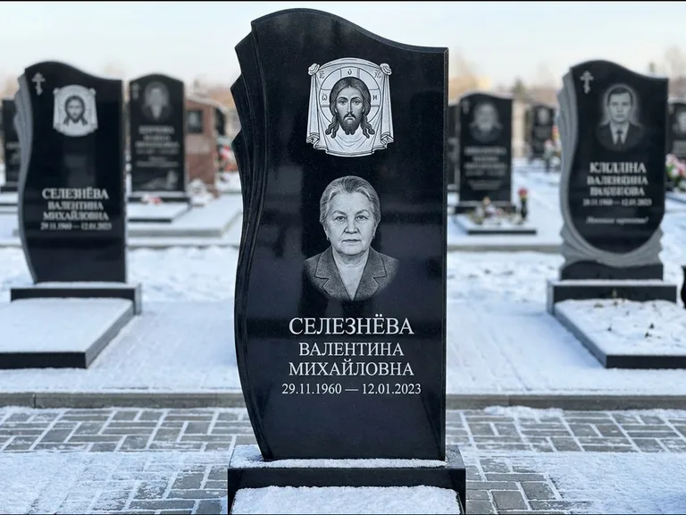 Памятник с гравировкой иконы — Казанская икона Божией Матери на стеле, работа «Одинцов» в Нижневартовске