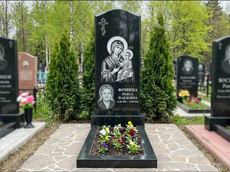 Памятник с гравировкой иконы — икона в резном киоте, работа «Гущин» в Нижневартовске