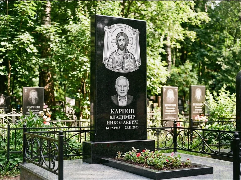 Памятник с гравировкой иконы: широкая двойная семейная стела — золочёный нимб на образе, цветник с красными розами, работа «Воронцова» в Нижневартовске