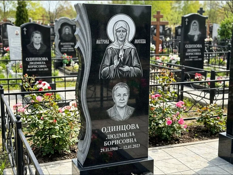 Памятник с гравировкой иконы: ступенчатая двухуровневая стела — Архангел Михаил на стеле, каменная дорожка из плитняка, работа «Одинцов» в Нижневартовске