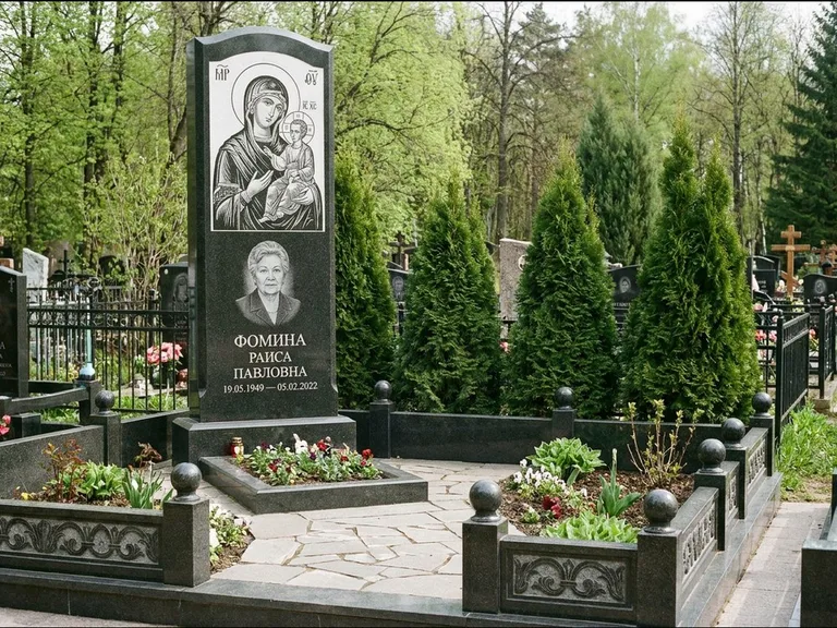 Памятник с гравировкой иконы: высокий гранёный обелиск с крестом-навершием — гравировка образа Матроны Московской, открытый участок без ограды, работа «Третьяков» в Нижневартовске