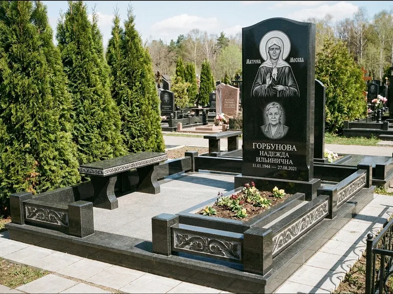Памятник с гравировкой иконы: стела в форме раскрытой книги с образом — гравировка образа Спасителя, цоколь тёмной плиткой, работа «Зотов» в Нижневартовске