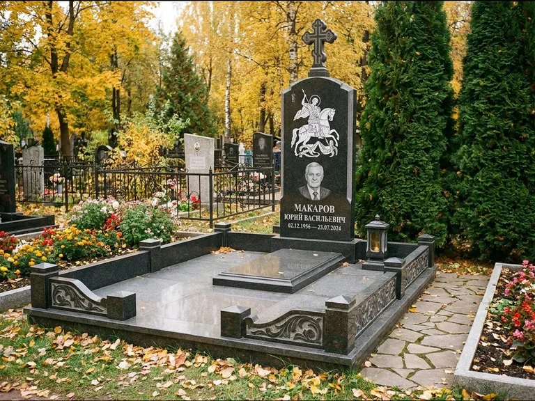 Памятник с гравировкой иконы: ступенчатая трёхуровневая стела — золочёный нимб на образе, дорожка из природного плитняка, работа «Лебедева» в Нижневартовске