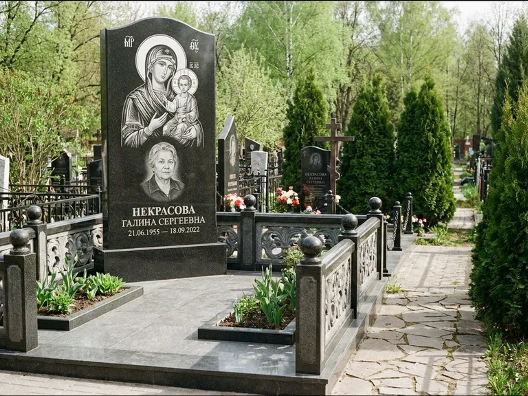 Памятник с гравировкой иконы: полукруглая стела с купольным навершием — Архангел Михаил на стеле, заснеженный зимний участок, работа «Гущин» в Нижневартовске