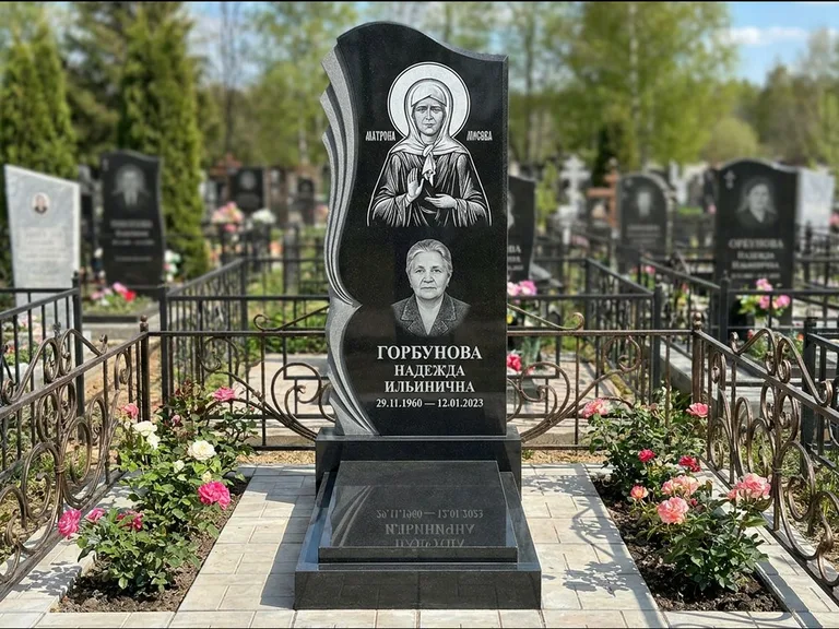 Памятник с гравировкой иконы — икона в резном киоте, работа «Одинцов» в Нижневартовске