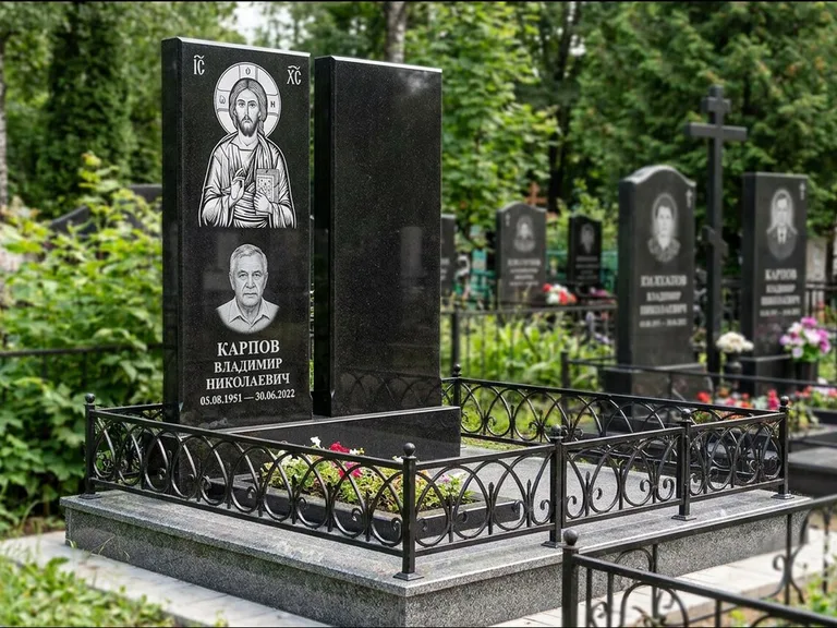 Памятник с гравировкой иконы — Казанская икона Божией Матери на стеле, работа «Богданова» в Нижневартовске