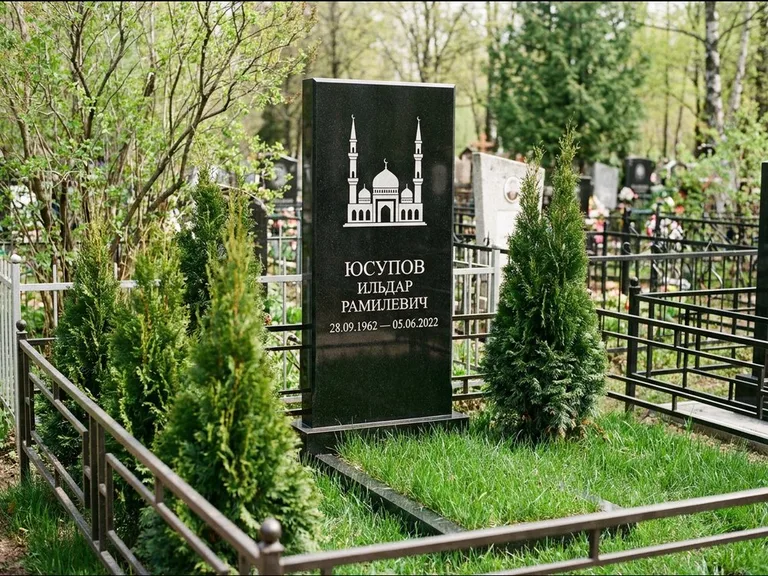 Мусульманский памятник с гравировкой мечети — силуэт мечети с двумя минаретами над именем, работа «Юсупов» в Нижневартовске