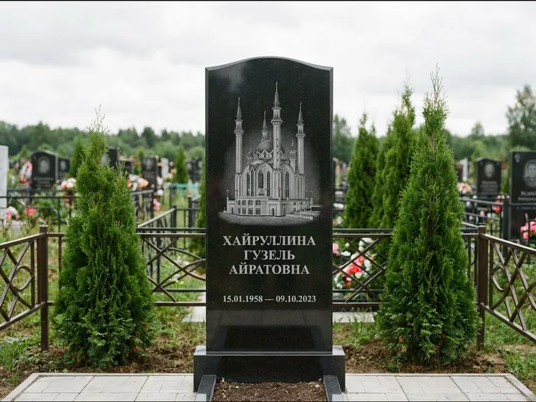 Мусульманский памятник с гравировкой мечети — мечеть Кул-Шариф на обороте стелы, работа «Хайруллина» в Нижневартовске