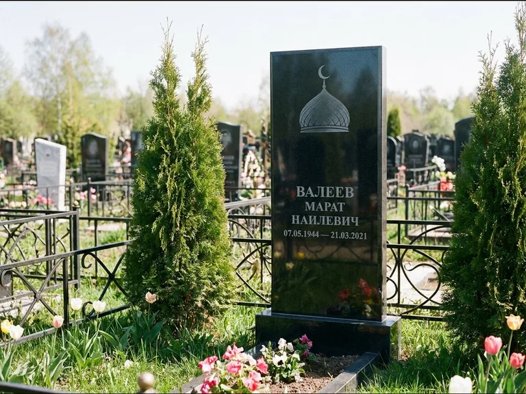Мусульманский памятник с гравировкой мечети — купол с полумесяцем в верхней части, работа «Валеев» в Нижневартовске