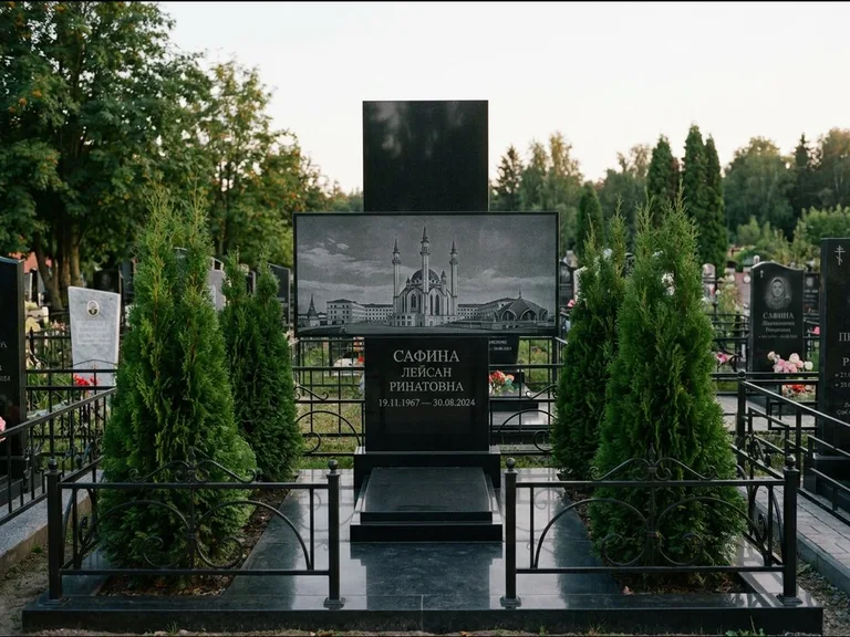 Мусульманский памятник с гравировкой мечети — панорама мечети во всю ширину стелы, работа «Сафина» в Нижневартовске