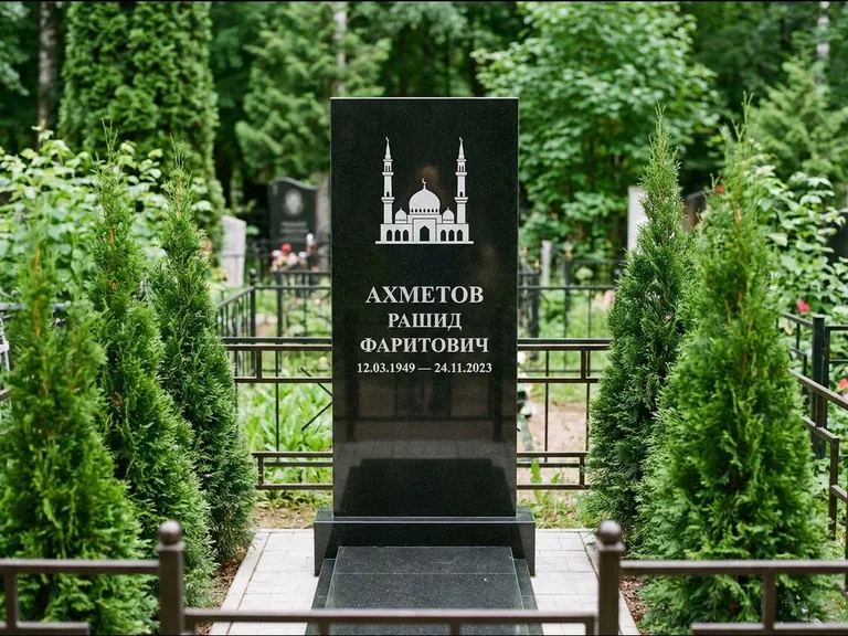 Мусульманский памятник с гравировкой мечети — силуэт мечети с двумя минаретами над именем, работа «Ахметов» в Нижневартовске