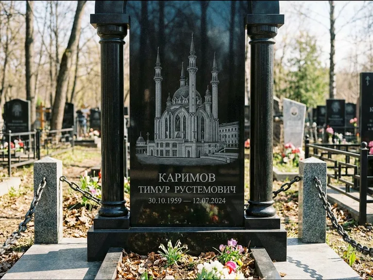 Мусульманский памятник с гравировкой мечети: стела с колоннами-минаретами по бокам — детализированная гравировка мечети Кул-Шариф, гранитные столбики с провисающей цепью, работа «Каримов» в Нижневартовске