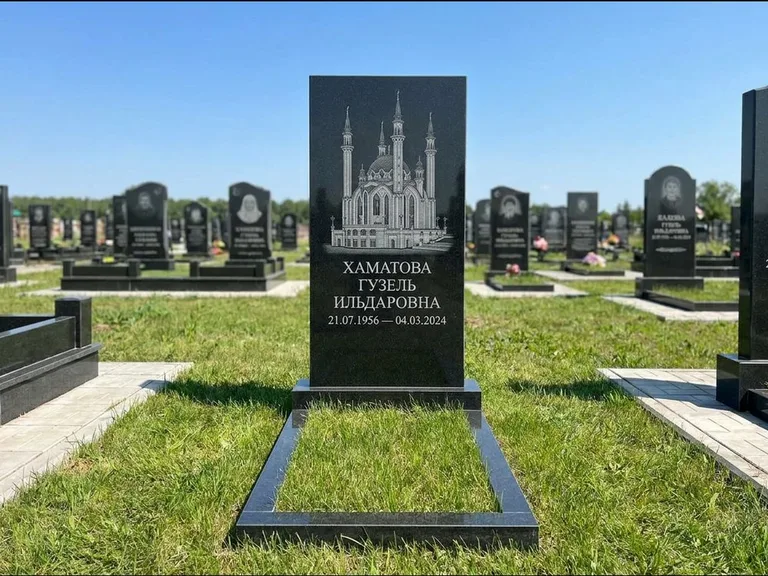 Мусульманский памятник с гравировкой мечети: небольшая скромная одиночная стела — золочёная гравировка мечети, аккуратный участок с газоном, работа «Нигматуллина» в Нижневартовске