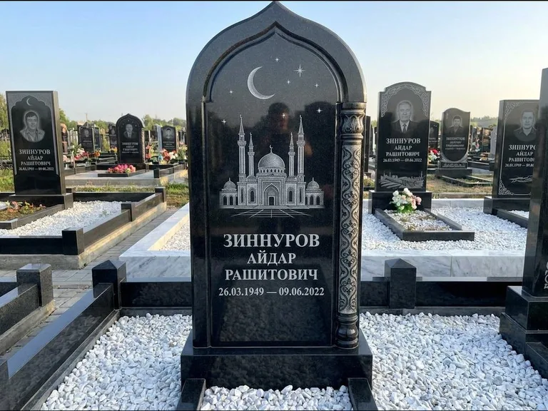 Мусульманский памятник с гравировкой мечети: стела с михраб-верхом и резной боковой колонной — детализированная гравировка мечети Кул-Шариф, белая мраморная крошка, работа «Ахметов» в Нижневартовске