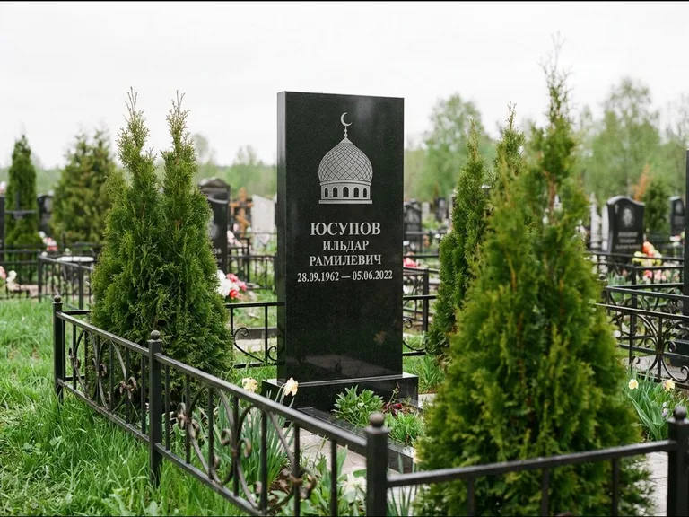 Мусульманский памятник с гравировкой мечети — купол с полумесяцем в верхней части, работа «Юсупов» в Нижневартовске