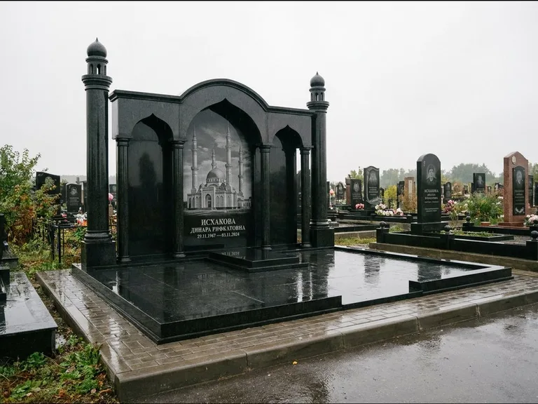 Мусульманский памятник с гравировкой мечети: семейный мемориал с колоннами-минаретами и аркой — золочёная гравировка мечети, большая мощёная площадка, работа «Абдуллаева» в Нижневартовске