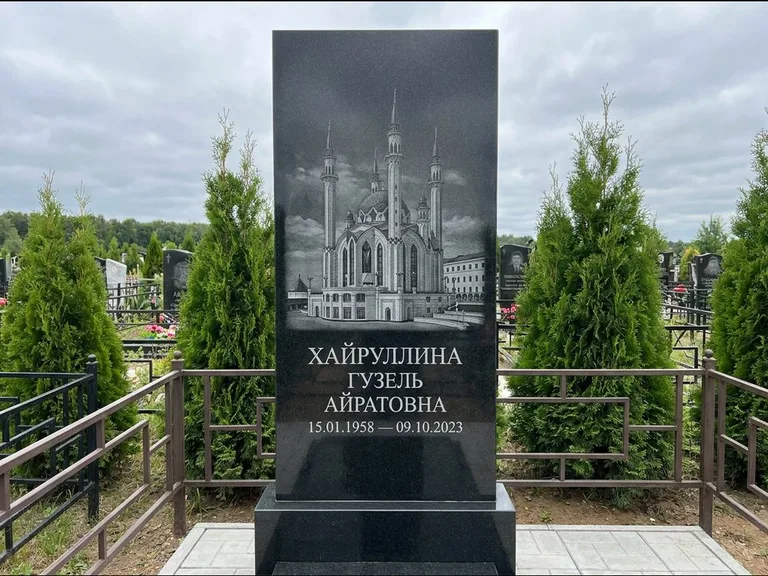 Мусульманский памятник с гравировкой мечети — панорама мечети во всю ширину стелы, работа «Хайруллина» в Нижневартовске