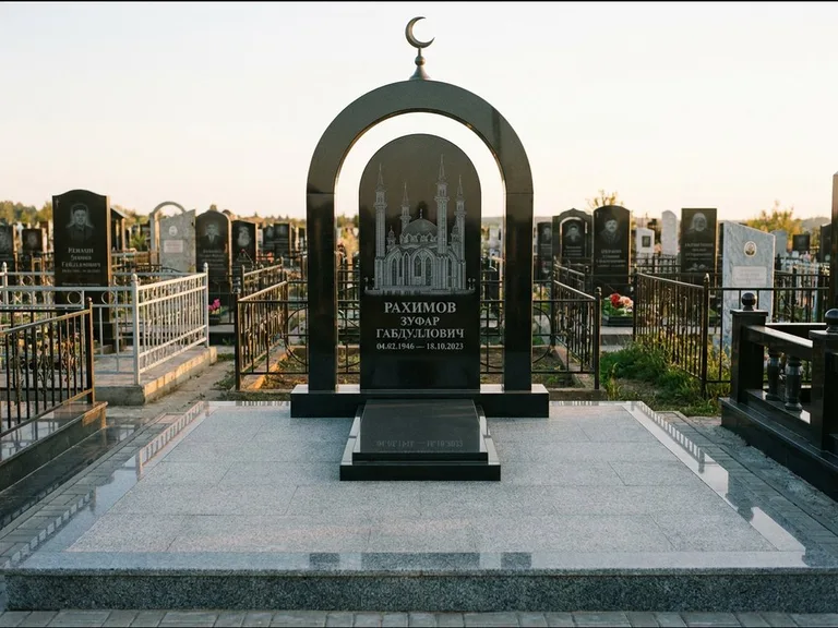 Мусульманский памятник с гравировкой мечети: монументальная стела-арка с полумесяцем на вершине — детализированная гравировка мечети Кул-Шариф, мощёная гранитная площадка с бордюром, работа «Юсупов» в Нижневартовске
