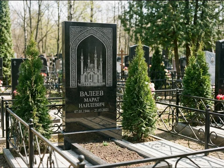 Мусульманский памятник с гравировкой мечети — мечеть в восточной арке с орнаментом, работа «Валеев» в Нижневартовске