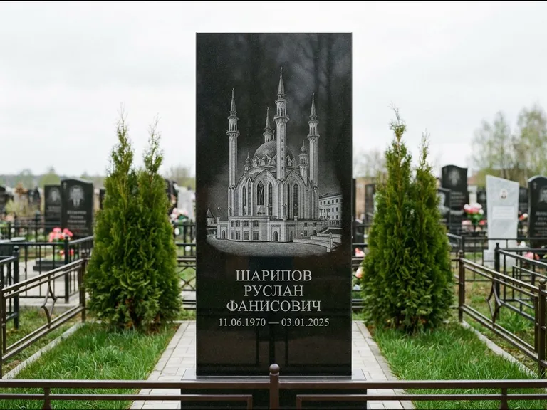 Мусульманский памятник с гравировкой мечети — мечеть Кул-Шариф на обороте стелы, работа «Шарипов» в Нижневартовске