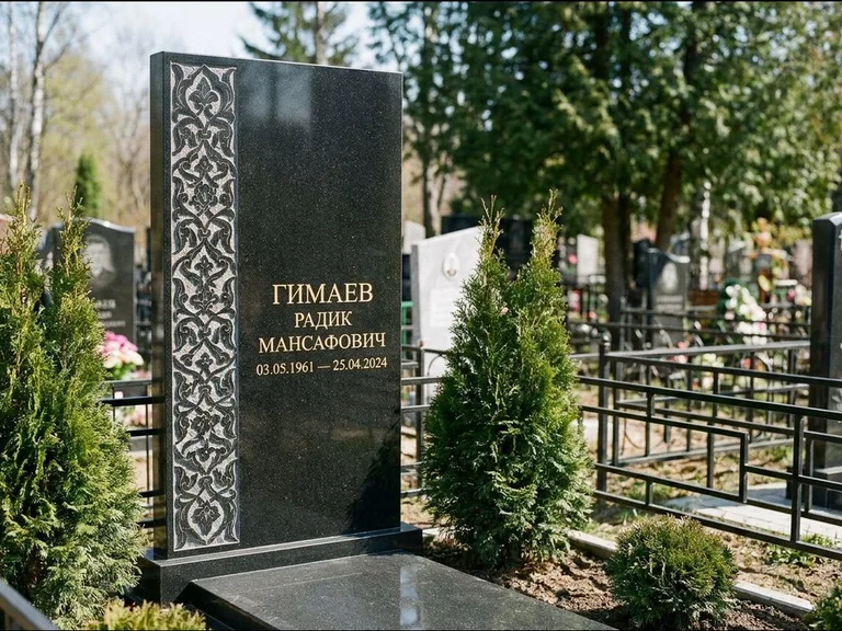 Мусульманский памятник — колонна ислими по краю стелы, работа «Гимаев» в Нижневартовске