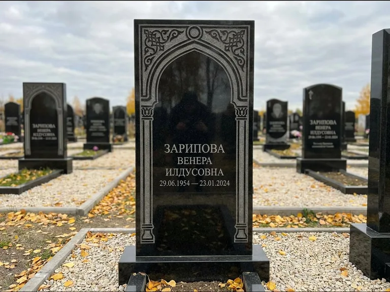 Мусульманский памятник: фигурная стела с михраб-нишей — гравировка мечети в михраб-арке с орнаментом, светлая гравийная отсыпка, работа «Зарипова» в Нижневартовске