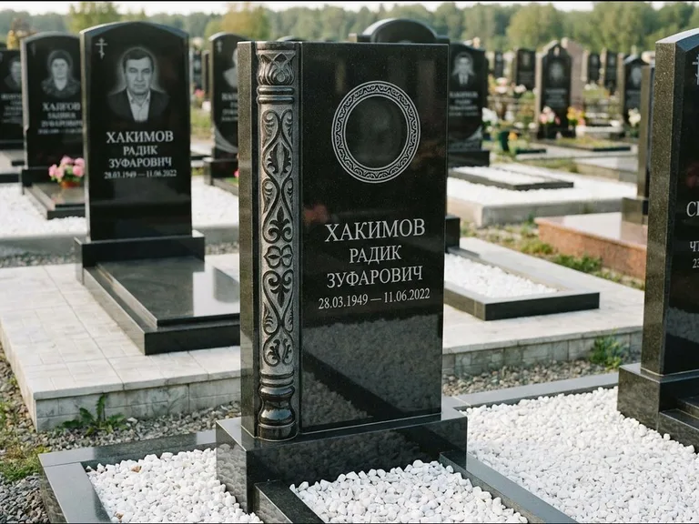 Мусульманский памятник: стела с боковой резной орнаментальной колонной — детализированная гравировка мечети Кул-Шариф, белая мраморная крошка, работа «Хабибуллин» в Нижневартовске