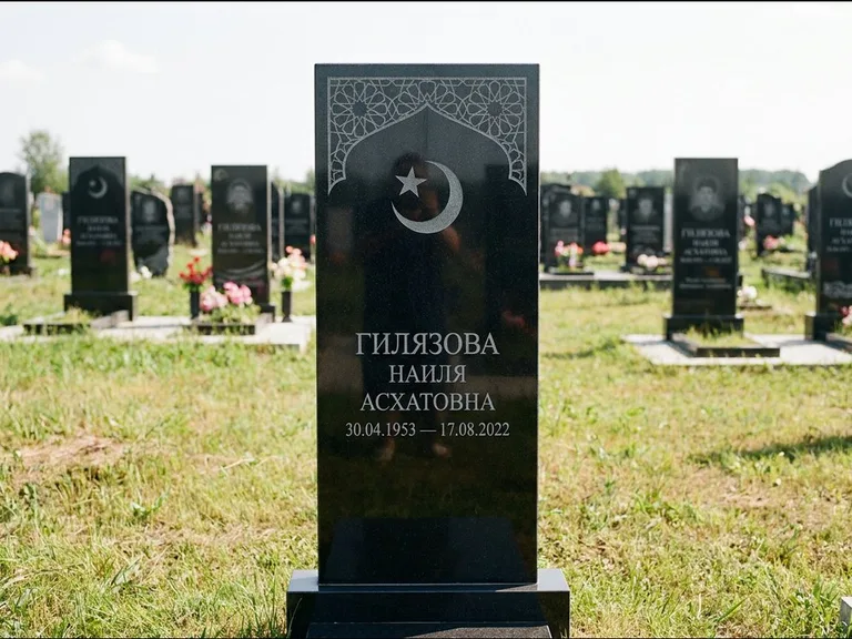 Мусульманский памятник: узкая вертикальная стела-пилон с полумесяцем — гравировка мечети в михраб-арке с орнаментом, открытая лужайка без ограды, работа «Ибрагимова» в Нижневартовске