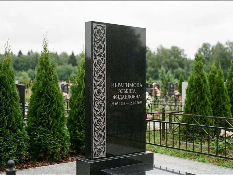 Мусульманский памятник — колонна ислими по краю стелы, работа «Ибрагимова» в Нижневартовске