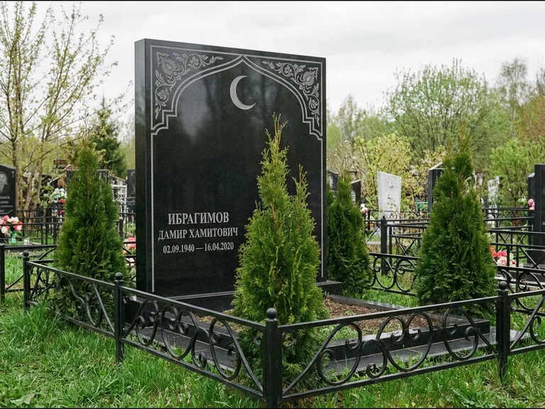Памятник с гравировкой полумесяца — гравировка полумесяца в восточной арке с орнаментом, работа «Ибрагимов» в Нижневартовске
