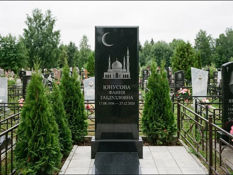 Памятник с гравировкой полумесяца — гравировка полумесяца над силуэтом мечети, работа «Юнусова» в Нижневартовске