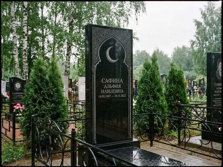 Памятник с гравировкой полумесяца — гравировка полумесяца в восточной арке с орнаментом, работа «Сафина» в Нижневартовске
