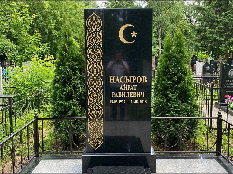 Памятник с гравировкой полумесяца — золочёный полумесяц и колонна растительного орнамента-ислими, работа «Насыров» в Нижневартовске
