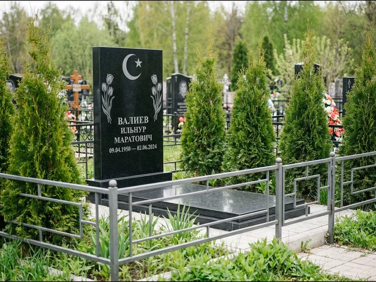 Памятник с гравировкой полумесяца — гравировка полумесяца со звездой и тюльпанами по бокам, работа «Валиев» в Нижневартовске