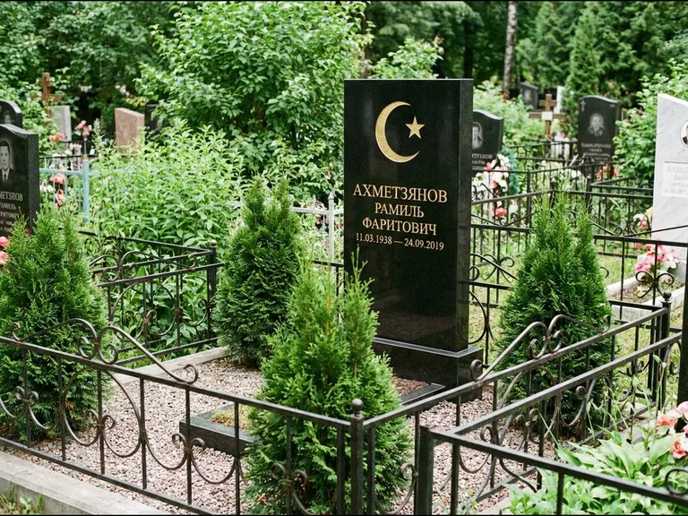 Памятник с гравировкой полумесяца — золочёная гравировка полумесяца со звездой в верхней части с, работа «Ахметзянов» в Нижневартовске