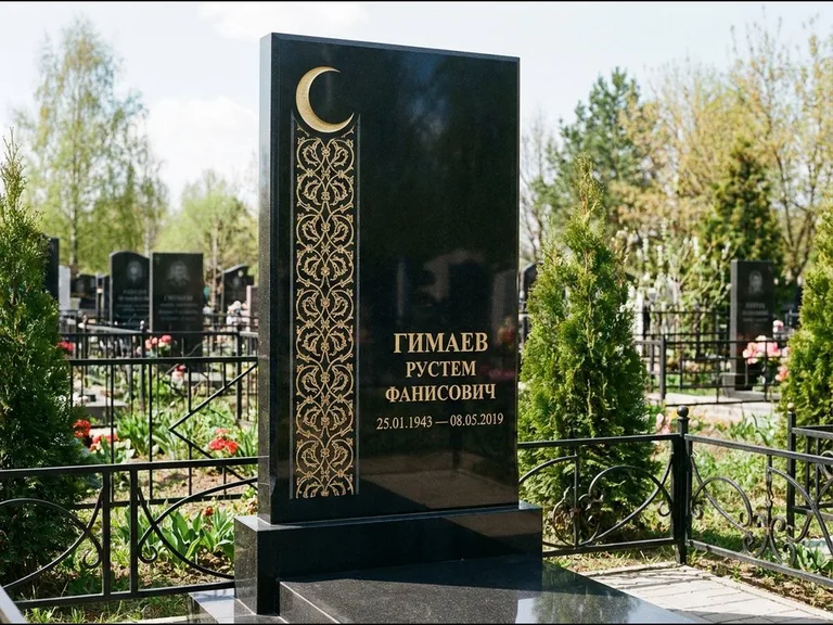 Памятник с гравировкой полумесяца — золочёный полумесяц и колонна растительного орнамента-ислими, работа «Гимаев» в Нижневартовске