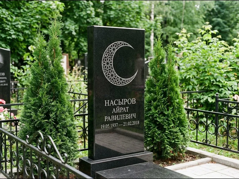 Памятник с гравировкой полумесяца — гравировка полумесяца в геометрическом орнаменте-гирихе, работа «Насыров» в Нижневартовске