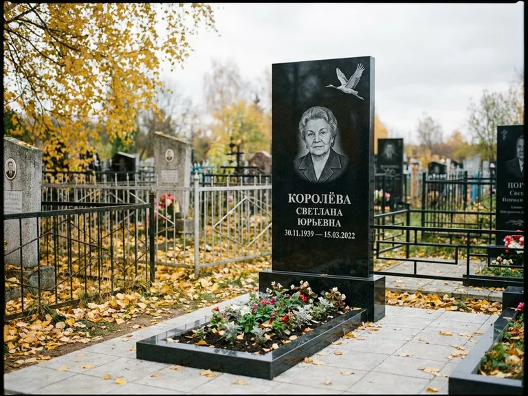 Памятник с гравировкой журавлей — белая гравировка клина журавлей, уходящего в верхний угол ст, работа «Королёва» в Нижневартовске
