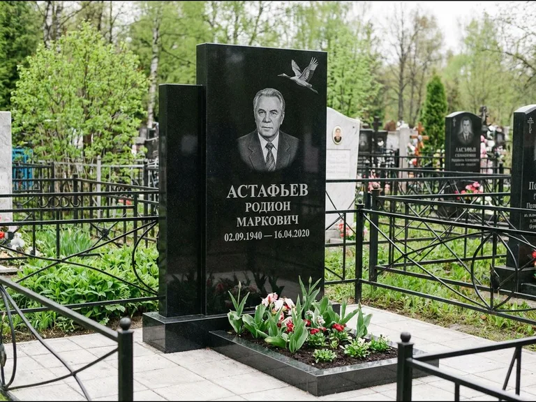 Памятник с гравировкой журавлей — гравировка одиночного летящего журавля над портретом, работа «Астафьев» в Нижневартовске