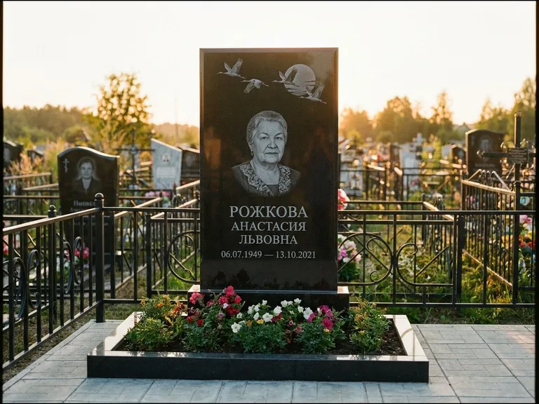 Памятник с гравировкой журавлей — гравировка клина журавлей на фоне солнечного диска, работа «Рожкова» в Нижневартовске