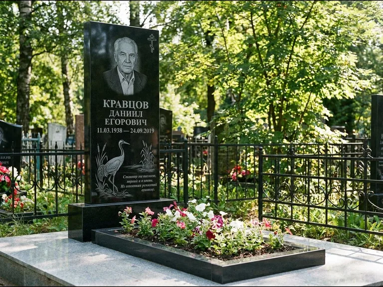 Памятник с гравировкой журавлей — гравировка журавля у камышей рядом с эпитафией, работа «Кравцов» в Нижневартовске