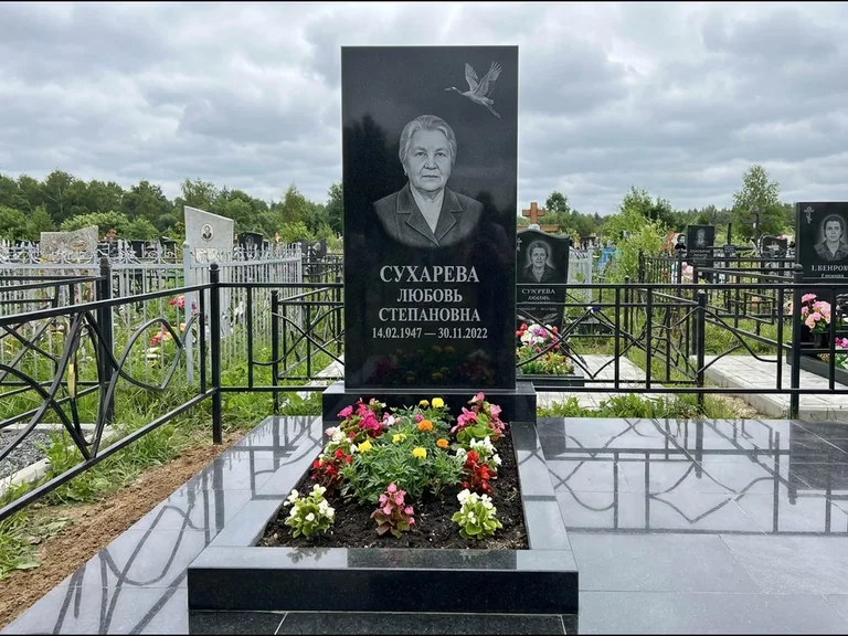 Памятник с гравировкой журавлей — гравировка одиночного летящего журавля над портретом, работа «Сухарева» в Нижневартовске