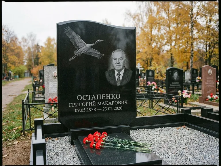 Памятник с гравировкой журавлей — гравировка журавлей, работа «Остапенко» в Нижневартовске